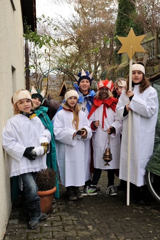 sterzingers die zegen brengen van huis tot huis - starsingers bringing a blessing from house to house
